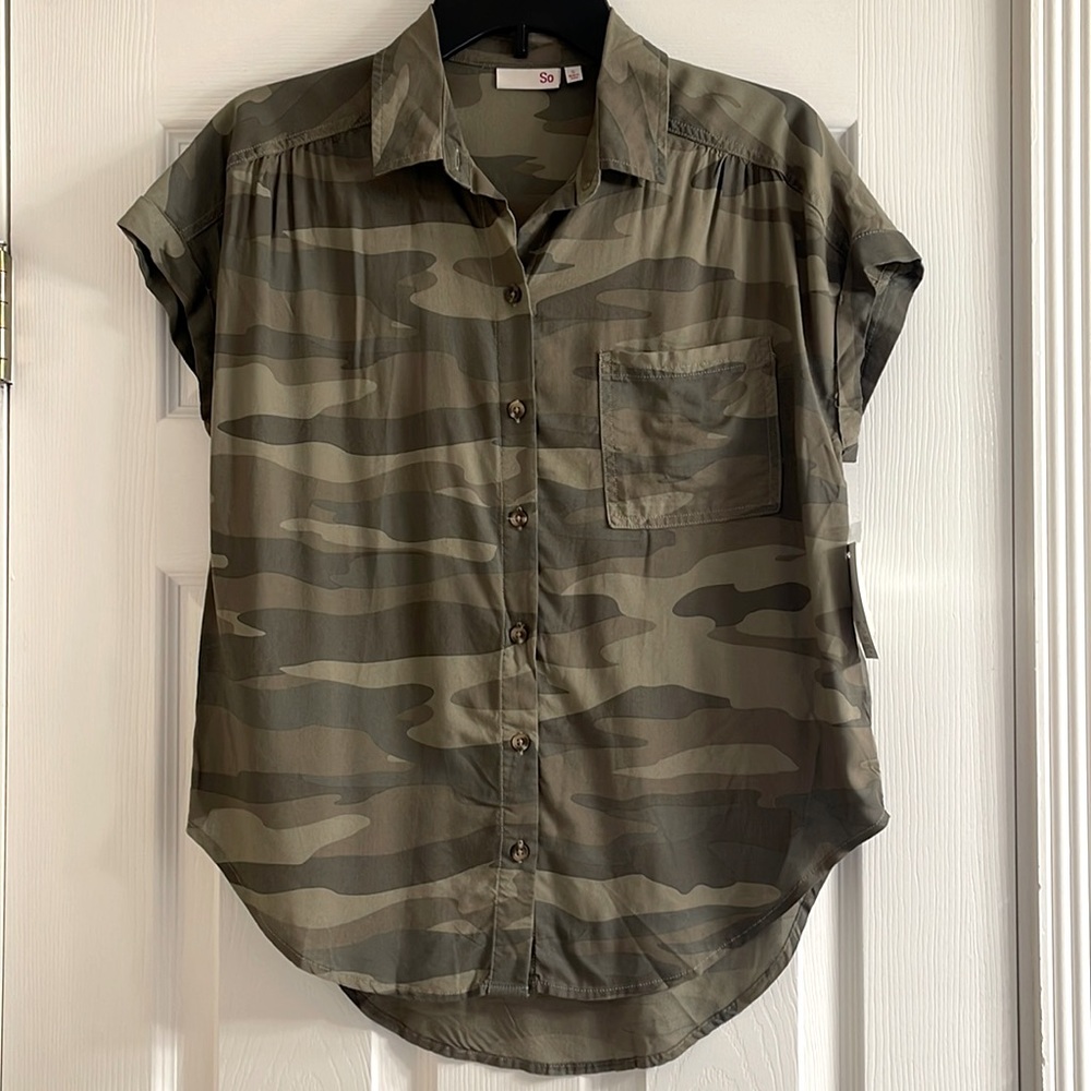 NWT Camo Hi-Lo SO Button Down Collared Top 100% Rayon Cap Sleeve One Pocket